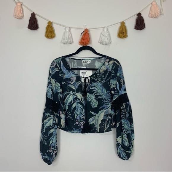 NWT LF Seek the Label Cropped Tropical Print Blouse Size Small - Picture 1 of 13